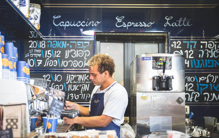 בריסטה מכין קפה בקפה דיאמה